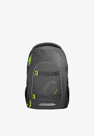 Dunkelgrauer Rucksack mit neongrünem Reißverschluss-Zippern und Schnallen, Fronttasche mit reflektierendem Streifen und Logo, gepolsterter oberer Griff und verstellbaren Gurten.