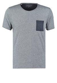 T-shirt z krótkimi rękawami w melanżowym szarym kolorze, z okrągłym dekoltem i ciemnoszarym kieszonką na piersi po lewej stronie.
