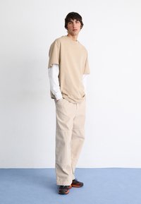 Carhartt WIP GARRISON PANT - Džíny Relaxed Fit - tonic stone dyed