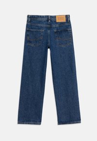 Μπλε τζιν με ίσια παντελόνια, δύο πίσω τσέπες και καφέ ετικέτα Jack & Jones στη μέση.