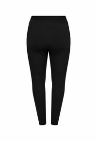 Fekete leggings rugalmas, sima anyagból. Magas derék, testhezálló szabás, és taperált lábak látható varratok vagy díszítések nélkül.