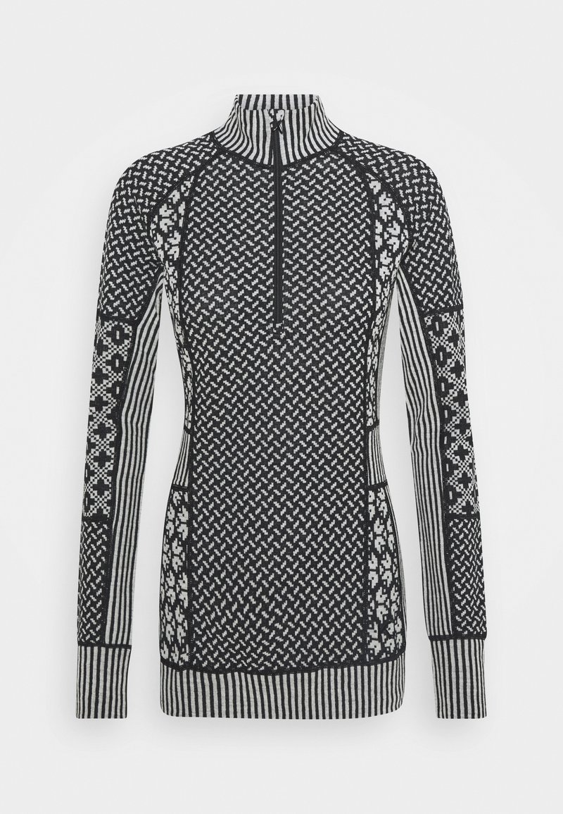 Sweater de gola alta em preto e branco, com fecho éclair, apresentando texturas padrões, riscas e designs contrastantes nas mangas e laterais.