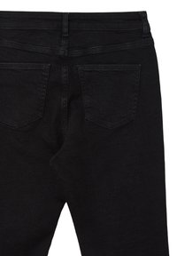 Jeans in denim nero con una texture liscia, design a cinque tasche e cuciture rinforzate. Presenta due tasche posteriori con alette angolari.