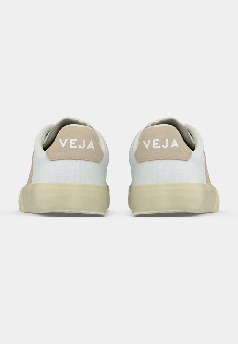Sneakers bianche in tela con dettagli in suede beige, suola in gomma color crema e logo "VEJA" bianco sul tallone.