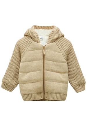 Beżowa dzianinowa kurtka dla malucha z kapturem, przednim zamkiem błyskawicznym, pikowanymi przednimi panelami oraz ściągaczami na mankietach i dole.