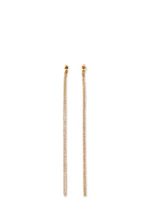 Orecchini pendenti di colore oro con un design a catena sottile. Presentano piccole pietre trasparenti lungo la catena per un tocco di brillantezza. Stile leggero e minimalista.