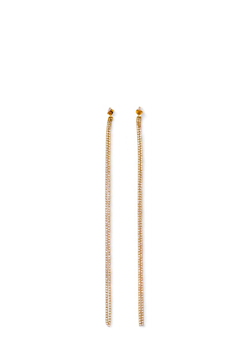 Orecchini pendenti di colore oro con un design a catena sottile. Presentano piccole pietre trasparenti lungo la catena per un tocco di brillantezza. Stile leggero e minimalista.