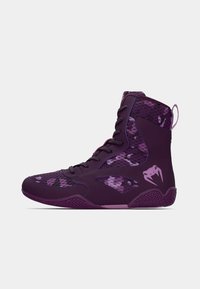 Kõrge säärega tossud erinevates lilla toonides, millel on tekstureeritud sünteetiline pealmine osa, võrgust detailid ning mustriline kujundus. Varustatud kummist tallaga ja paeladega kinnitusega.