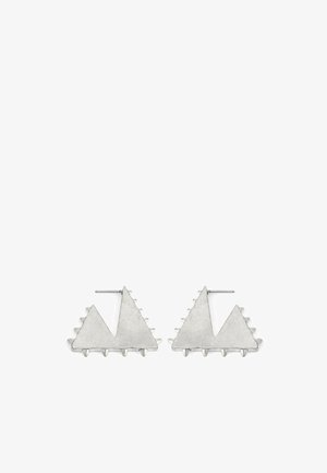 Boucles d'oreilles en métal argenté présentant deux formes triangulaires aux bords texturés et accents pointus, illustrant un design géométrique moderne.