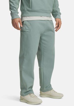 Under Armour CURRY DNA FLEECE - Tracksuit bottoms - silica green
