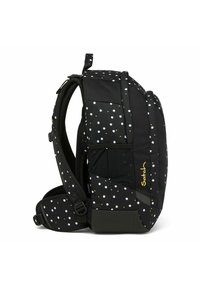 Schwarzer Rucksack mit mehrfarbigen Punkten. Verfügt über mehrere Fächer, gepolsterte Riemen, ein Mesh-Rückenfach und ein gelbes Logo. Textilstruktur.
