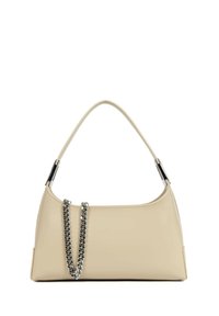 Borsa a mano in ecopelle beige con silhouette curva, dettaglio in catena d'argento e texture morbida; dotata di un unico manico superiore per il trasporto.