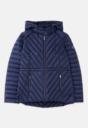 Giacca a hood imbottita di colore blu navy, con zip frontale, due tasche con zip, cordini e logo sulla manica sinistra.