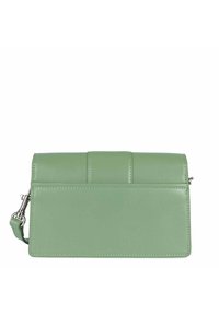 Clutch in pelle verde con una texture liscia, dotata di una pattina ripiegata, dettagli di cuciture verticali e una tracolla in metallo argentato rimovibile.