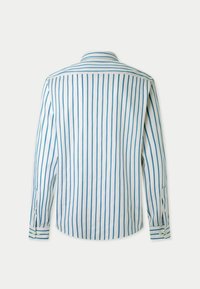 Camisa abotonada con base blanca y rayas verticales azules, mangas largas, cuello estándar y puños con botones.