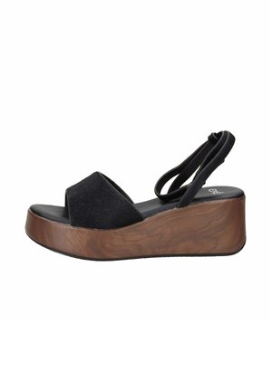 Sandalo nero con zeppa e punta aperta, suola in legno e cinturino alla caviglia, vista laterale su sfondo bianco.