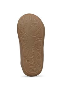 Suela de zapato de goma marrón con una superficie texturizada y un patrón que presenta logotipos circulares. Tamaño marcado como '20'. Bordes ligeramente elevados.