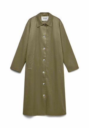 Dugi kaput maslinasto zelene boje s dugmadima, ovratnikom i dva bočna džepa, prikazan ležeći na bijeloj podlozi.