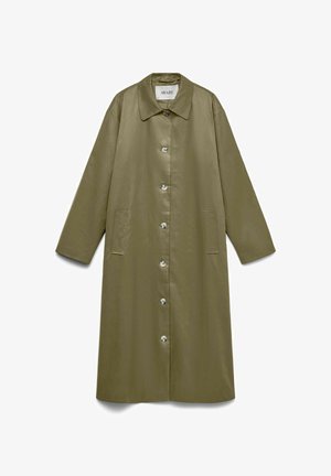 Dugi kaput maslinasto zelene boje s dugmadima, ovratnikom i dva bočna džepa, prikazan ležeći na bijeloj podlozi.