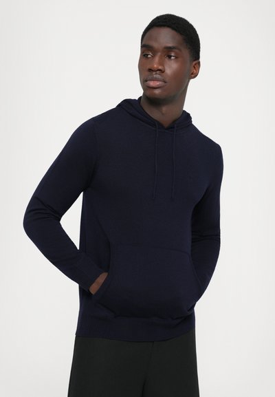 Felpa con cappuccio di colore blu navy realizzata in un tessuto morbido, con tasca frontale, cappuccio con cordino e polsini e fondo a coste.