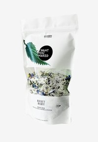 Busta riutilizzabile bianca contenente sale da bagno con pezzi erboristici verdi e blu, etichettata "RESET BABY!" con un grafico di una foglia. Certificato vegano.