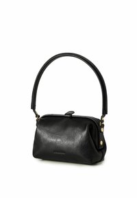 Borsa a mano in pelle nera con forma arrotondata, manico corto e dettagli in metallo dorato. Presenta una texture liscia e un design minimalista.