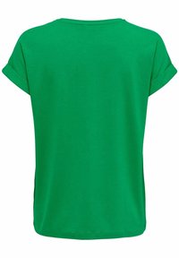 Camiseta de algodón verde con un corte holgado, mangas cortas enrolladas y un escote redondo. Textura suave y color sólido, sin patrones ni acentos.