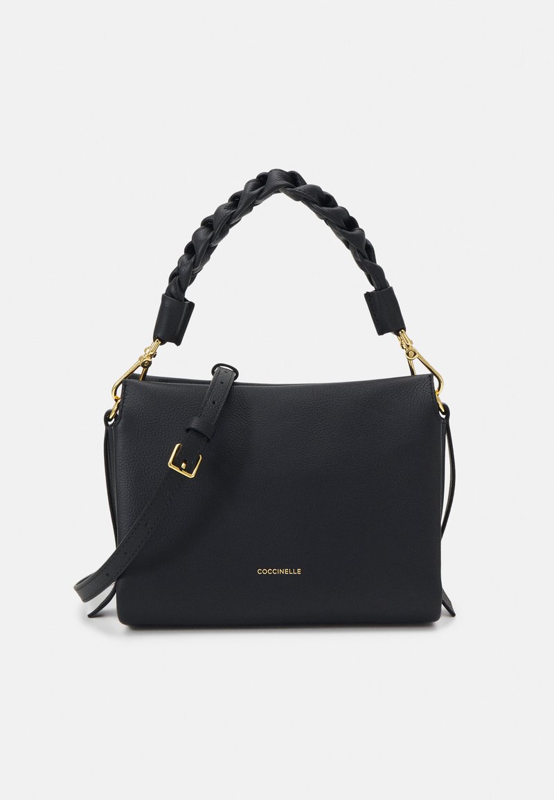 Sac à main en cuir noir avec une finition texturée, une poignée supérieure tressée, une bandoulière réglable et des détails en métal doré. Logo embossé à l'avant.
