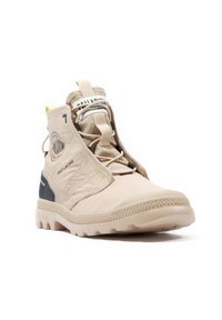 Beżowe buty mid-top z teksturowanym materiałem cholewy, systemem szybkiego sznurowania, wyściełanym kołnierzem i gumową podeszwą z głębokim bieżnikiem.