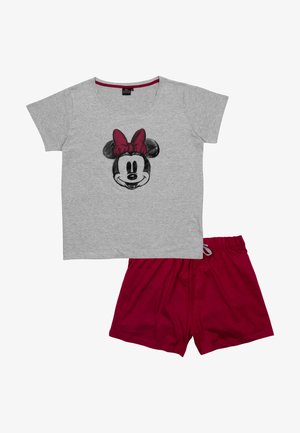 T-shirt grigio in cotone con un'illustrazione in bianco e nero del volto di un personaggio dei cartoni animati con un fiocco rosso, abbinato a pantaloni corti rossi in cotone.