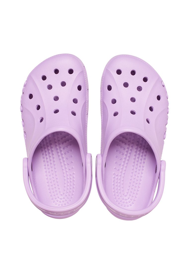 Helle lila Clogs aus flexiblem Material, mit Belüftungsöffnungen, strukturierten Innensohlen und einem Riemen hinten für einen sicheren Sitz.