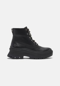 Stivaletto in pelle nera con suola in gomma spessa, design con lacci, occhielli in metallo e logo sul lato. Piattaforma elevata e finitura testurizzata.