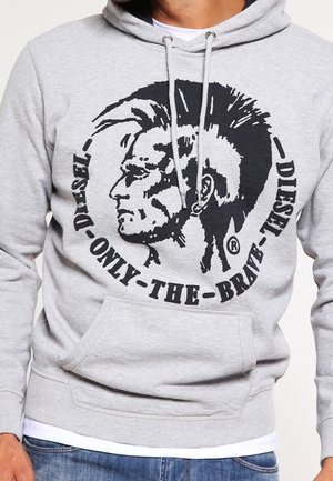 Jasnoszara bluza z kapturem z dużą czarną grafiką przedstawiającą profil głowy w stylu punk oraz napisem „Diesel Only The Brave” otaczającym obraz.