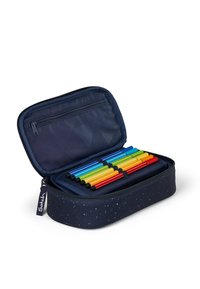 Reißverschluss-Stifteetui mit navyfarbenem Außenmaterial und einem sternenhaften Muster. Enthält zehn farbige Stifte in Blau, Grün, Gelb, Orange und Rot.
