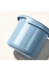 Ljusblå plastbehållare med en slät, blank yta. Har en rund form och en något lutande kant, designad för stapling.