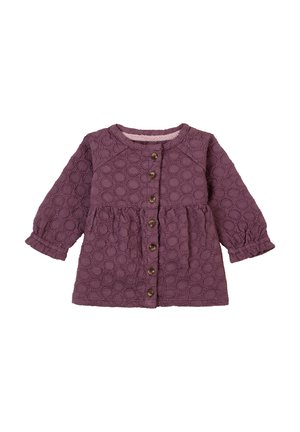 Langes lila Kleid mit langen Ärmeln, das über strukturierte kreisförmige Muster und eine Knopfleiste an der Vorderseite verfügt, sowie eine geraffte Taille und elastische Bündchen.