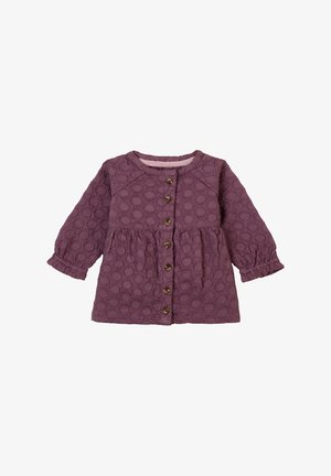 Langes lila Kleid mit langen Ärmeln, das über strukturierte kreisförmige Muster und eine Knopfleiste an der Vorderseite verfügt, sowie eine geraffte Taille und elastische Bündchen.