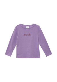 Lila Langarmshirt mit Rundhalsausschnitt und dunkelrotem, gesticktem Text auf der Brust mit der Aufschrift "Du bist schön, genieße jeden Tag".