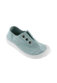 Zapatilla de lona de slip-on en azul claro, con tres botones marrones en la parte superior, una suela de goma blanca y un acabado suave y texturizado.
