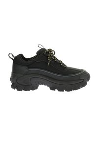 Zwarte sneaker met een dikke rubberen zool, ergonomisch ontwerp, gestructureerde stoffen bovenkant en zwart-gelige veters. Verfraaid met een trekhaak.