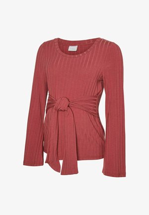 Ribbet, langærmet top i et blødt, rødbrunt stof. Har en knyttet bælte detalje i taljen. Rund halsudskæring med ren afslutning.