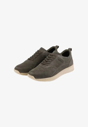 Tmavě zelené semišové tenisky s texturovaným povrchem, které mají polstrovaný límec, šněrovací design a světlou béžovou gumovou podrážku.