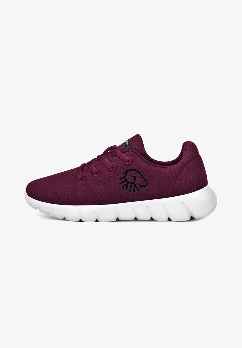 Bordeauxfarbene Stoff-Sneaker mit weißer Gummisohle und schwarzem Logo. Verfügt über eine runde Zehenkappe, Schnürdesign und eine strukturierten Oberseite für besseren Halt.