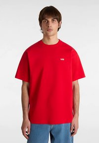 Rood katoenen T-shirt met een losse pasvorm, korte mouwen, ronde hals, met een klein wit Vans-logo op het linkerborstgebied.