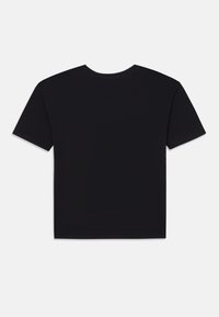T-shirt en coton noir avec un col rond et des manches courtes. Texture lisse, coupe régulière, sans logo ni motifs visibles.