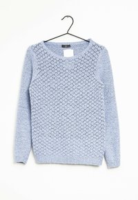 Lichtblauwe trui met een gestructureerd, diamantpatroon. Voorzien van een ronde hals en lange mouwen, gemaakt van een zachte gebreide stof.