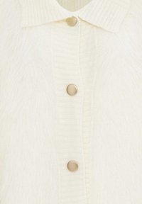 Cárdigan blanco con textura esponjosa, cuello y tapeta acanalados, y cierres de botones en tono dorado a lo largo del frente.