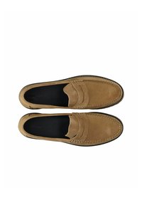 Brune loafers i ruskind med en glat finish, rundet tå, dekorative syninger og en sort gummisål. Synligt logo på indersålen.