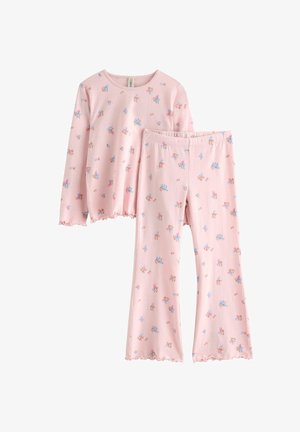 Rožinės spalvos pižamos komplektas su ilgomis rankovėmis ir kelnėmis, puoštas mėlynais ir raudonais gėlių raštais. Minkšta medžiaga su bangelėmis apvadais rankogalio ir apačios kraštuose.