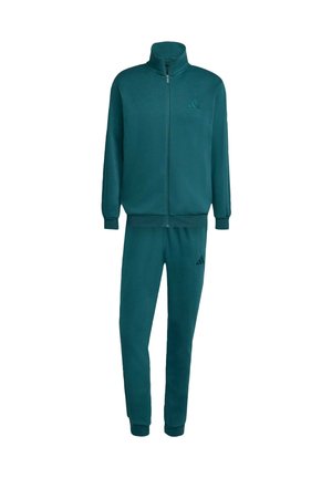 Ensemble de survêtement en polar vert comprenant une veste zippée à col haut et un pantalon assorti. Comprend un branding subtil sur les deux pièces.